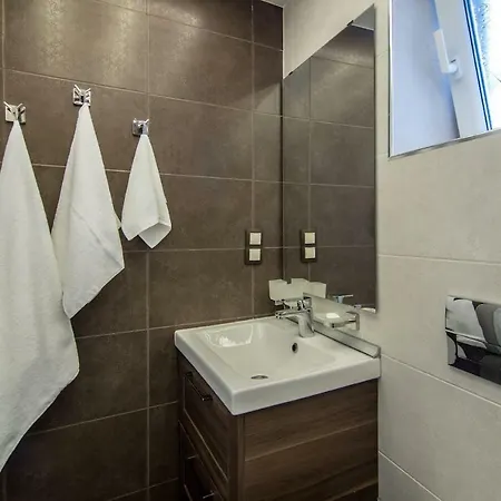 Work Or Leisure Modern 2bd Apt Near Center